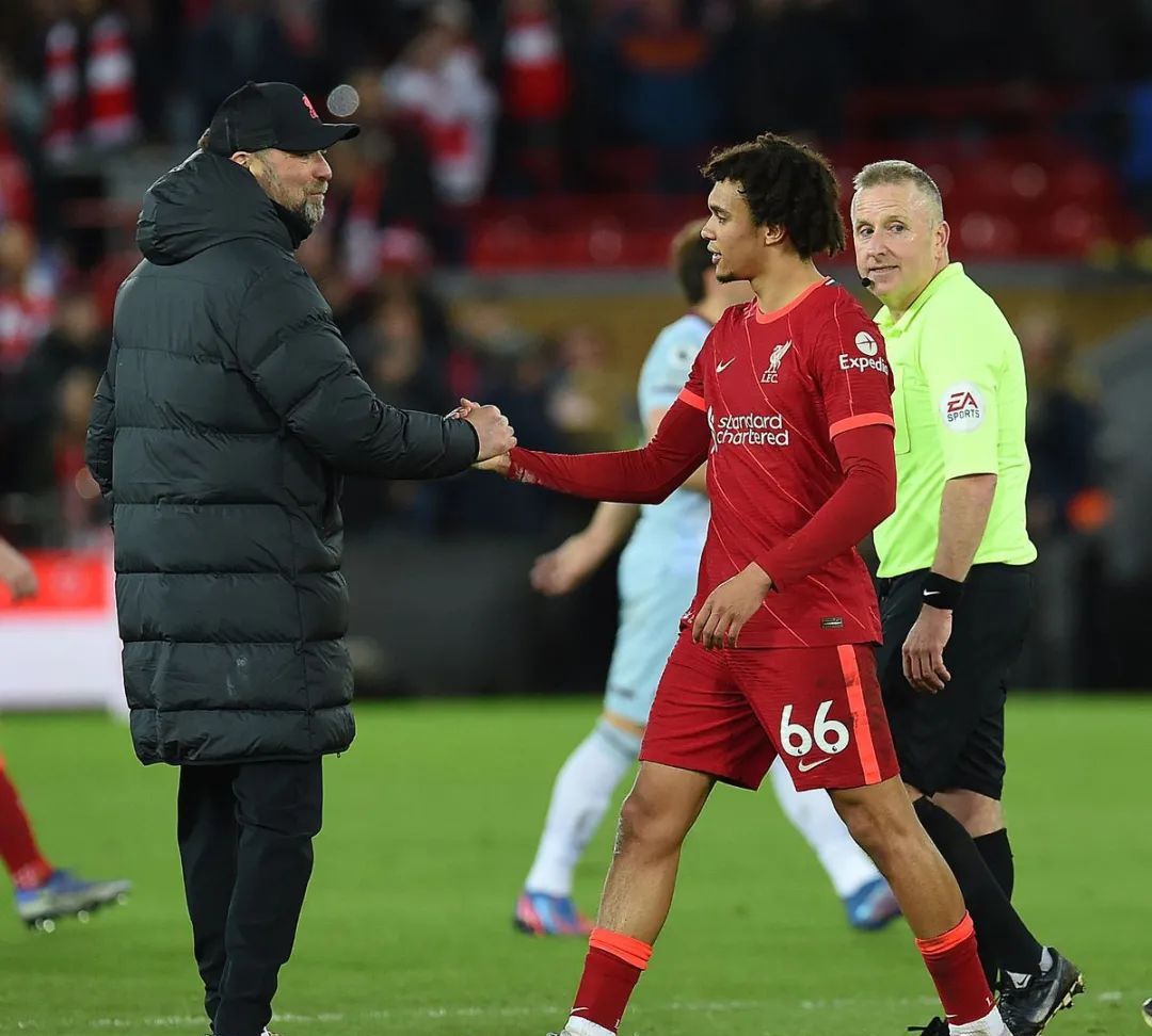 南宫娱乐-关键时刻突围战来临，利物浦围绕欧篮联内部沟通，压力陡增，团队化学反应显著