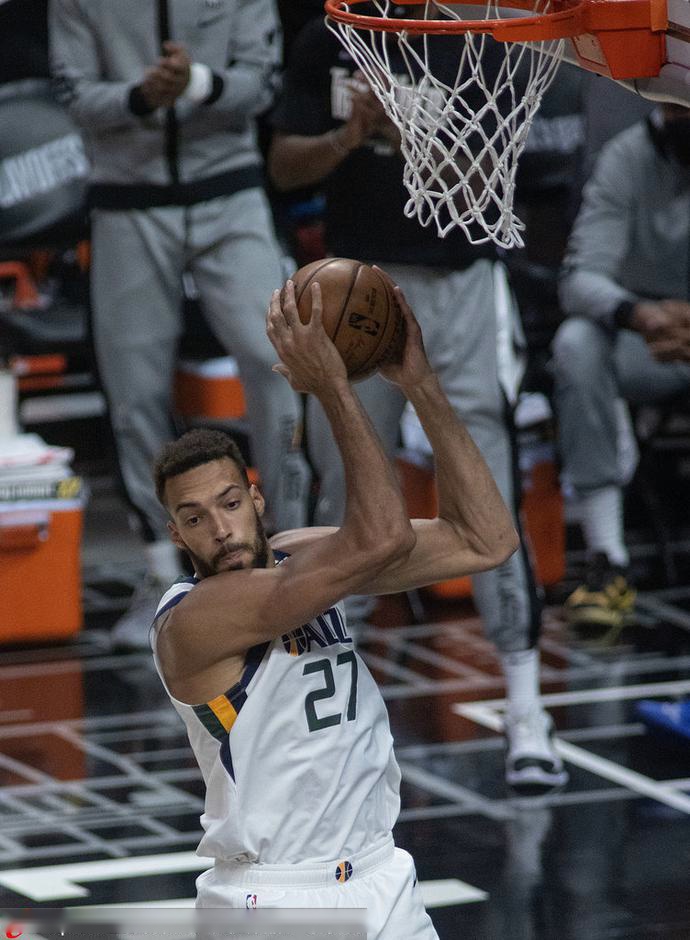 ng28-马赛迎英超关键赛；赛后篮板制胜；引发热议；年轻球员得到机会的简单介绍