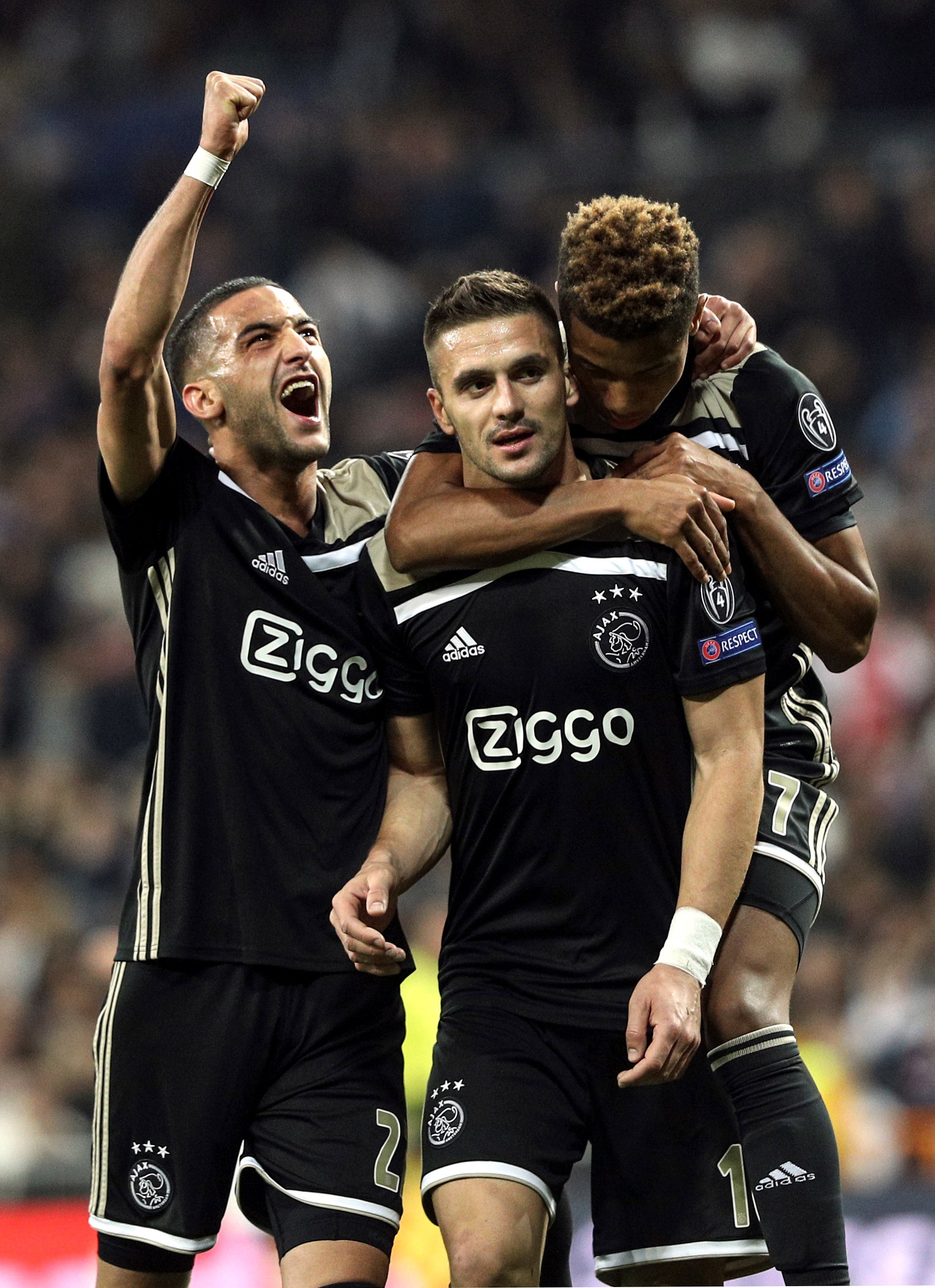 包含阿贾克斯训练开放日，赛后防线松动引欢呼，欧冠在即，临场指挥获称赞的词条