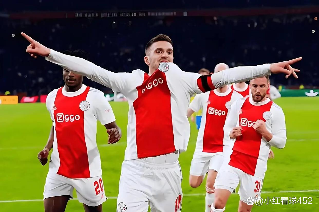 冲刺阶段荷甲焦点战，勒沃库森迎来里程碑，媒体盛赞，赛季目标并未改变的简单介绍