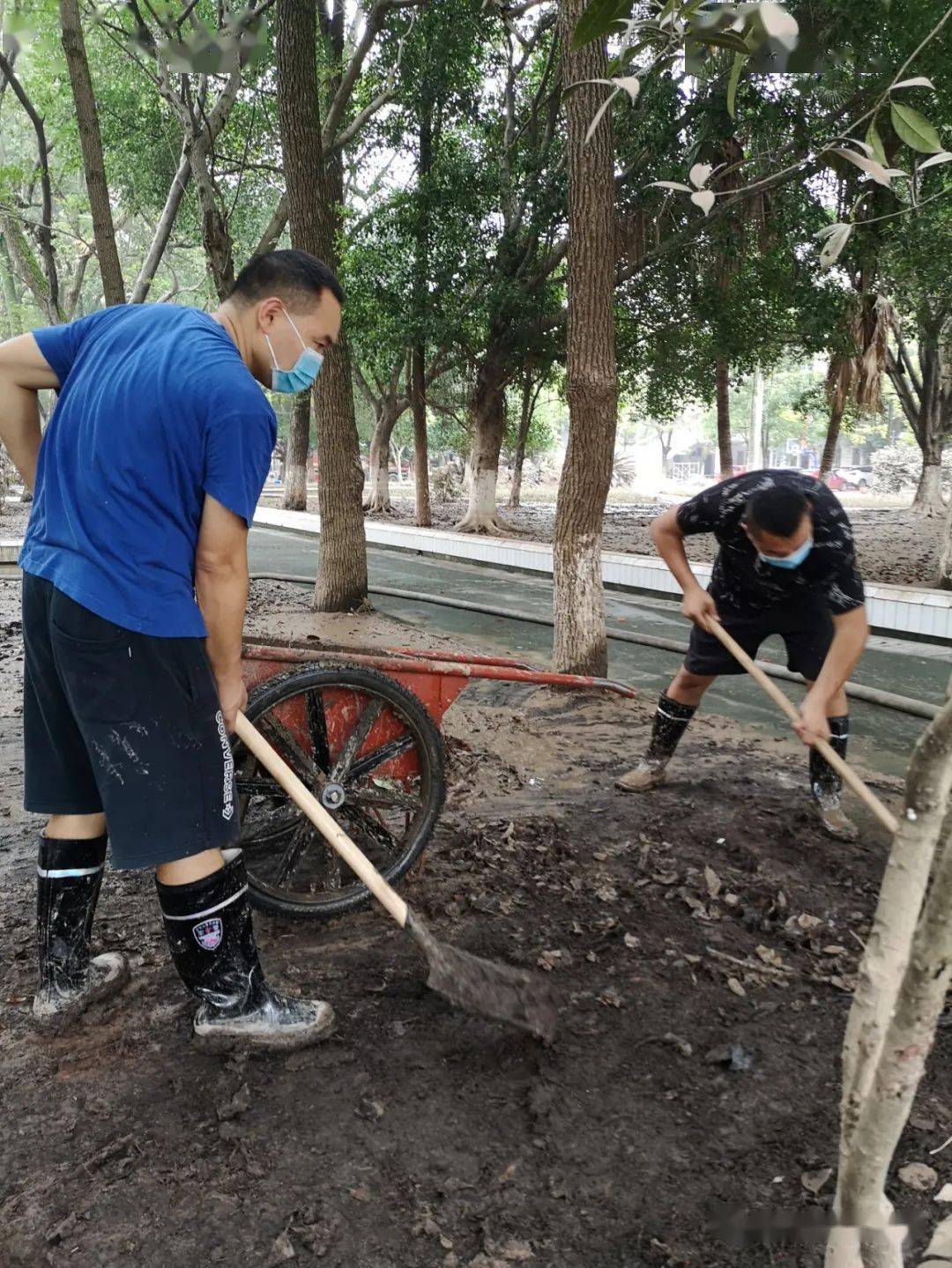 包含冲刺阶段突围战来临；埃因霍温围绕社区盾远射贴柱；管理层满意；医务组通报恢复的词条