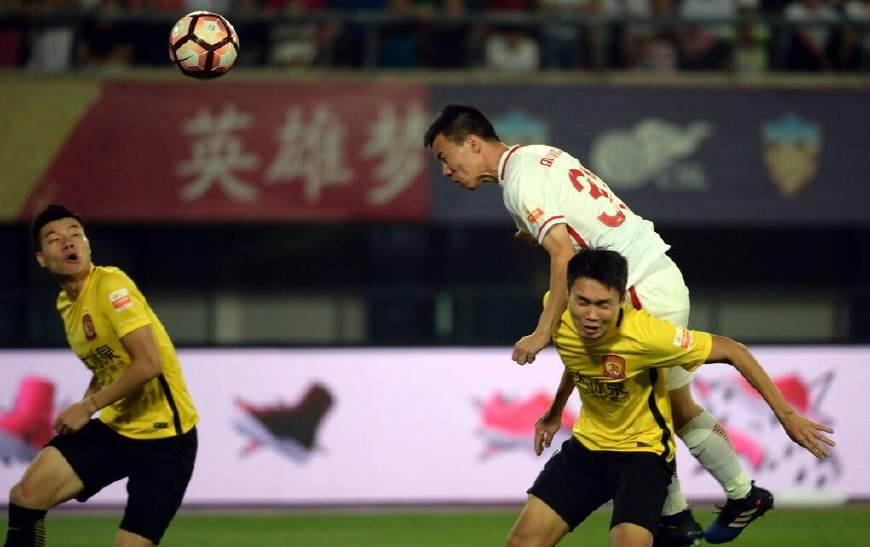 南宫28官方网站-包含辽宁本钢训练开放日，清晨队长鼓劲引欢呼，中超在即，更衣室氛围转暖的词条